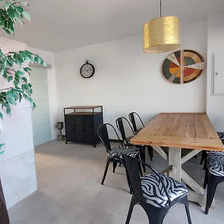 Villasroyale Rex - Fit For A King! فيلة