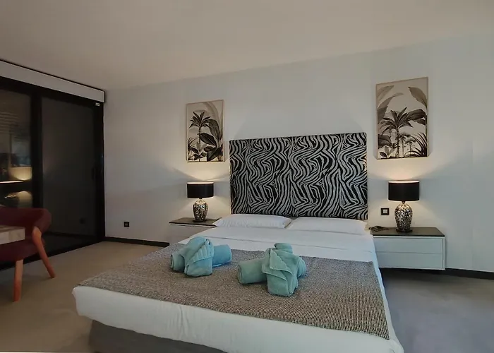Villasroyale Rex - No Steps, Easy Access, Heated Pool & Bbq