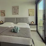 Villasroyale Rex - No Steps, Easy Access, Heated Pool & Bbq ميلونيذاس