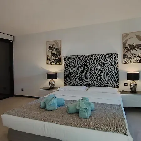 Villasroyale Rex - No Steps, Easy Access, Heated Pool & Bbq